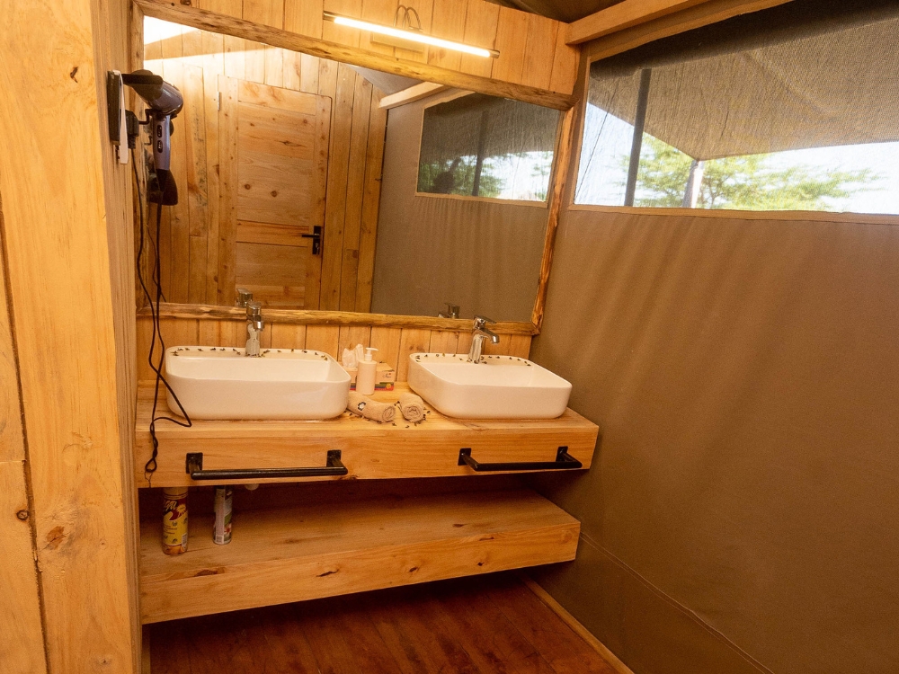 bathroom detail Serengeti Kifaru Tented Lodge 1