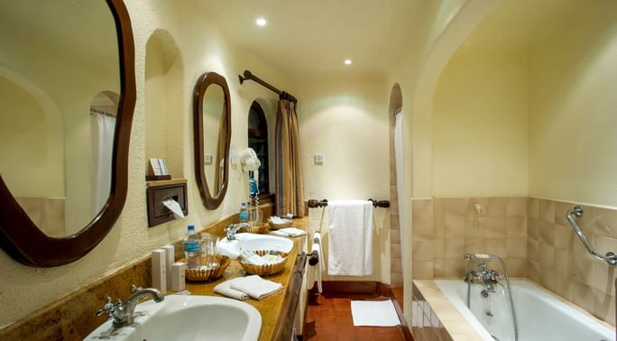 suite bathroom